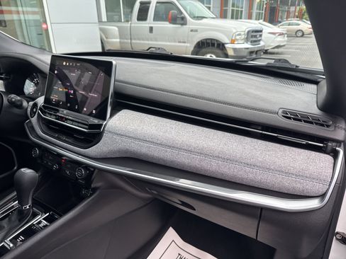 Used 2024 Jeep Compass Sport image 10