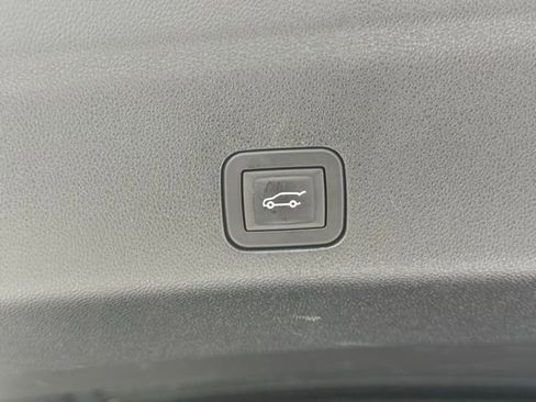 Used 2025 Chevrolet Suburban Z71 AWD/4WD image 6