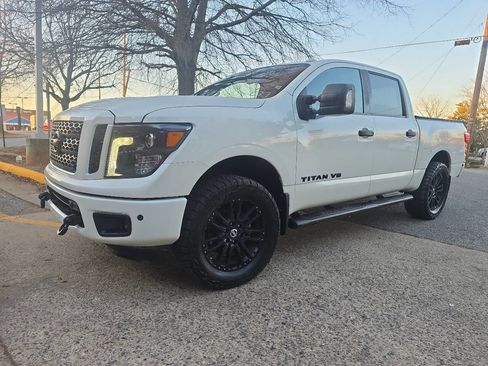 Used 2018 Nissan Titan XD image 10