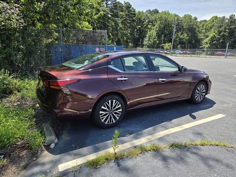 Certified 2025 Nissan Altima 2.5 SV FWD image 9
