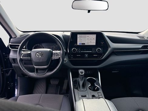 Used 2023 Toyota Highlander LE FWD image 21