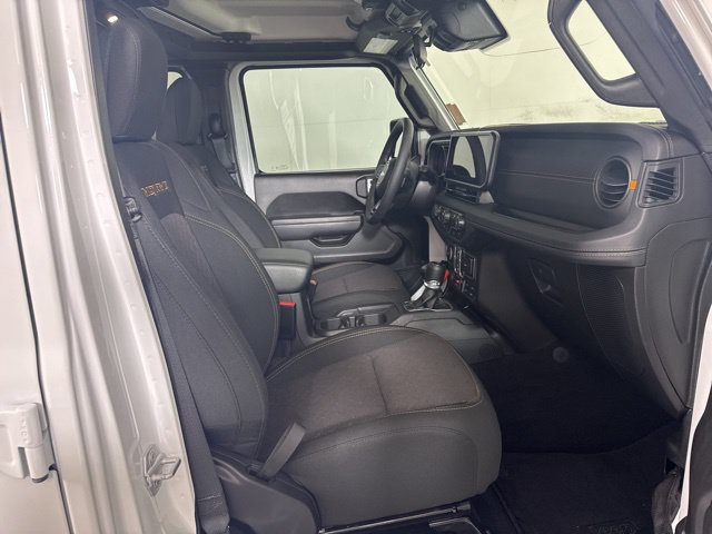 Used 2025 Jeep Gladiator Mojave w/ Convenience Group AWD/4WD image 4