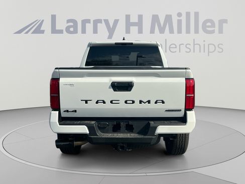 Certified 2025 Toyota Tacoma TRD Off-Road AWD/4WD image 4