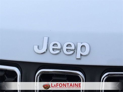 Certified 2025 Jeep Compass Latitude image 9