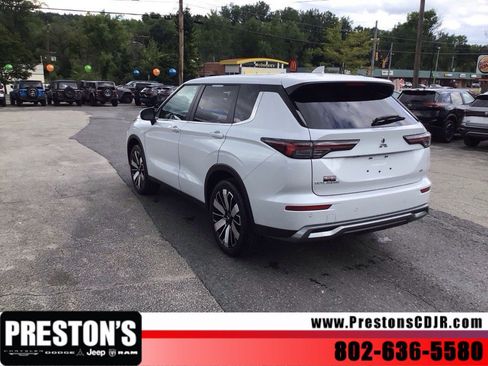 Used 2025 Mitsubishi Outlander SE AWD/4WD image 3