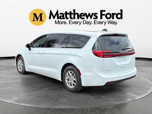 Used 2025 Chrysler Pacifica Select FWD image 3