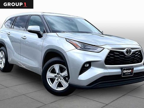 Certified 2021 Toyota Highlander LE AWD/4WD image 3