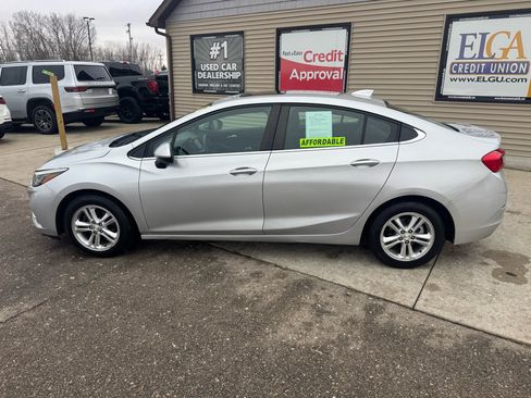 Used 2017 Chevrolet Cruze LT image 8