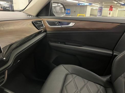 New 2025 Volkswagen Atlas SE image 31