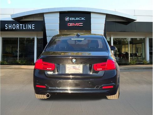 Used 2017 BMW 320i Sedan RWD image 4