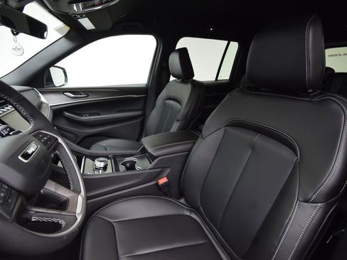 New 2025 Jeep Grand Cherokee Limited w/ Black Appearance Package AWD/4WD image 36