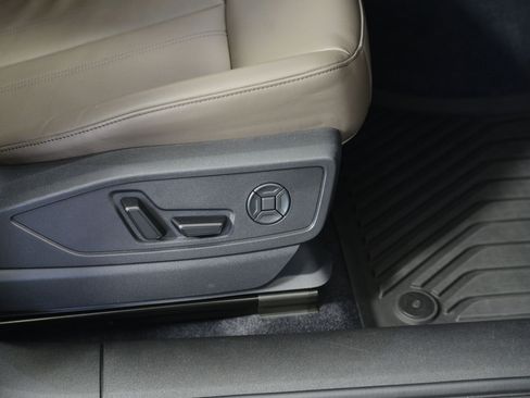 Certified 2025 Audi Q5 Premium w/ Convenience Package image 10