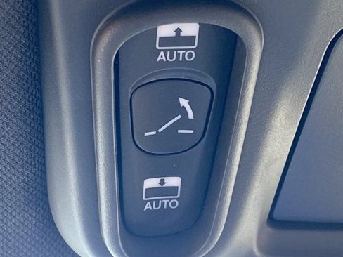 Used 2025 Chrysler Pacifica Limited FWD image 27