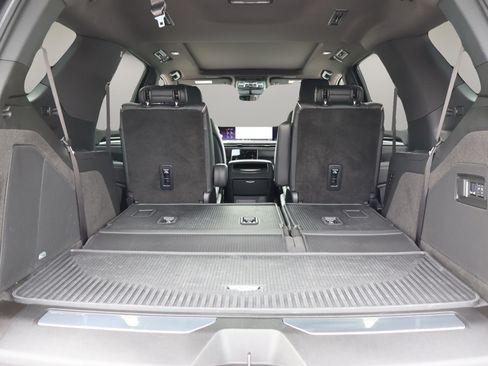 Certified 2025 Cadillac Escalade Premium Luxury AWD/4WD image 19