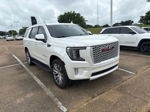 Used 2022 GMC Yukon SLT w/ SLT Luxury Package RWD image 3