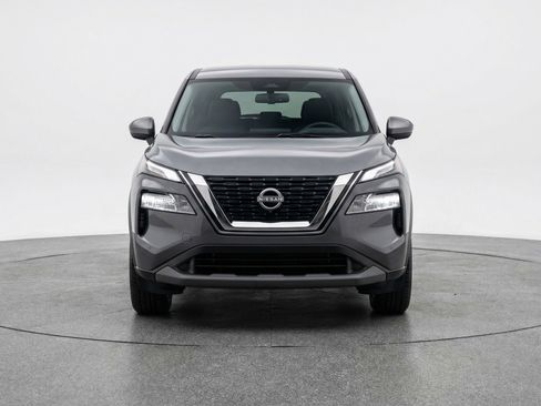 Used 2025 Nissan Rogue SV image 2