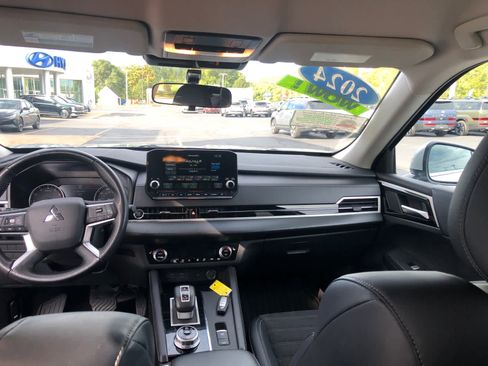 Used 2024 Mitsubishi Outlander SE image 29