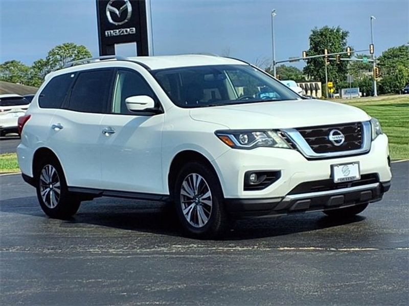 Used 2019 Nissan Pathfinder SV image 1