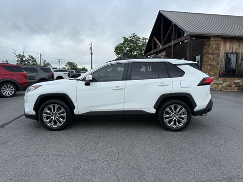 Used 2019 Toyota RAV4 XLE Premium FWD image 3