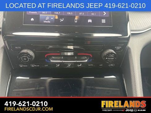 Used 2023 Jeep Grand Cherokee Laredo image 24