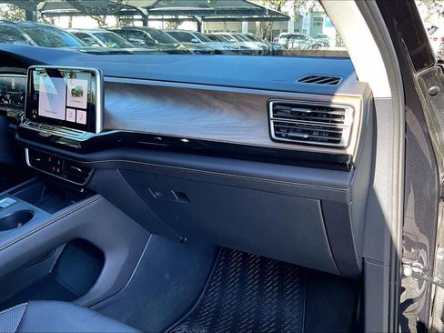 Certified 2025 Volkswagen Atlas SE image 19