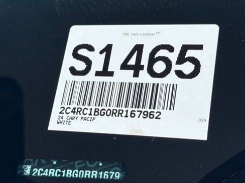 Used 2024 Chrysler Pacifica Touring-L image 32