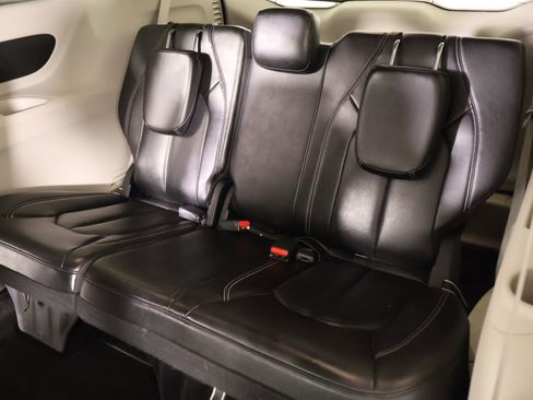 Used 2023 Chrysler Pacifica Touring-L image 13