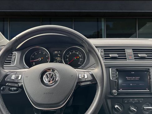 Used 2016 Volkswagen Jetta SE image 4
