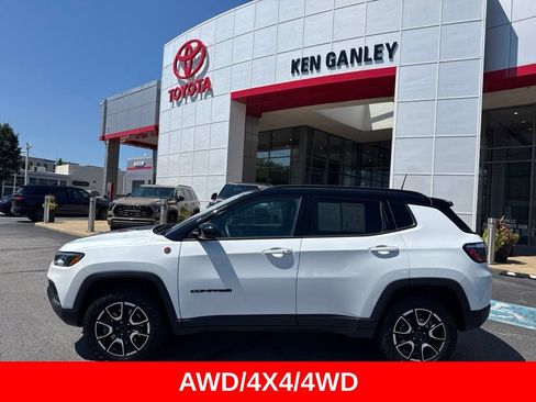 Used 2025 Jeep Compass Trailhawk AWD/4WD image 3