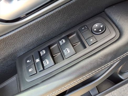 Used 2025 Chrysler Pacifica Select FWD image 16
