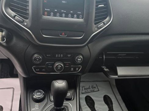 Used 2019 Jeep Cherokee Latitude w/ Cold Weather Group AWD/4WD image 19