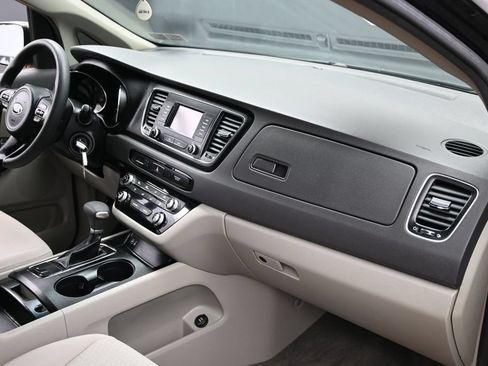 Used 2018 Kia Sedona L FWD image 32