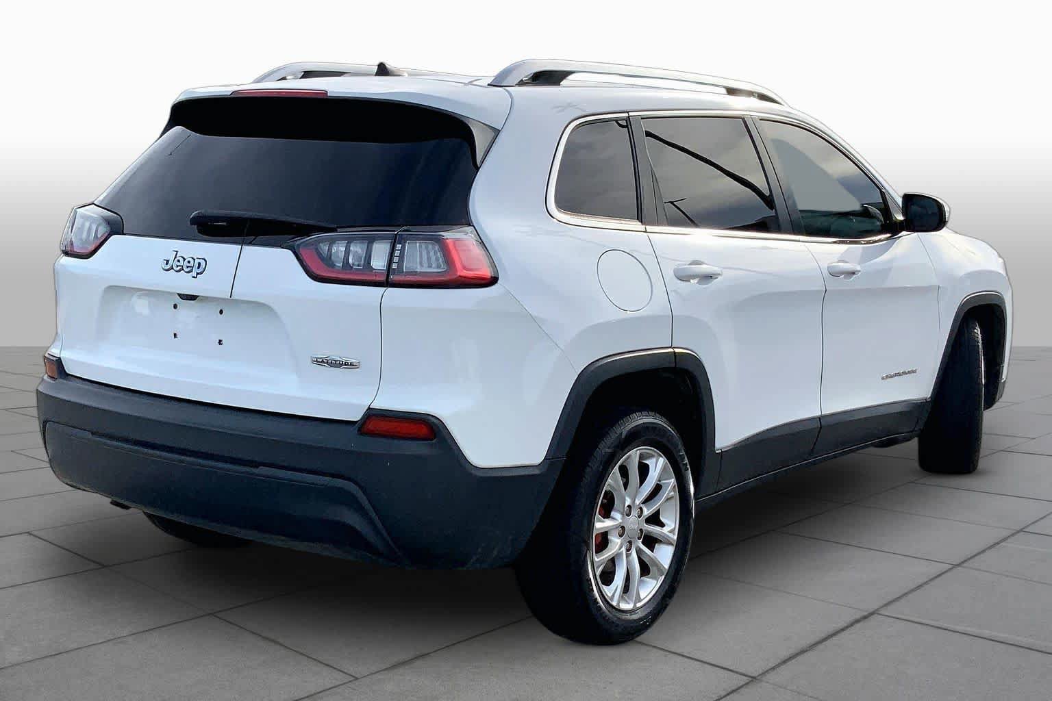 Used 2019 Jeep Cherokee Latitude w/ Cold Weather Group FWD image 12