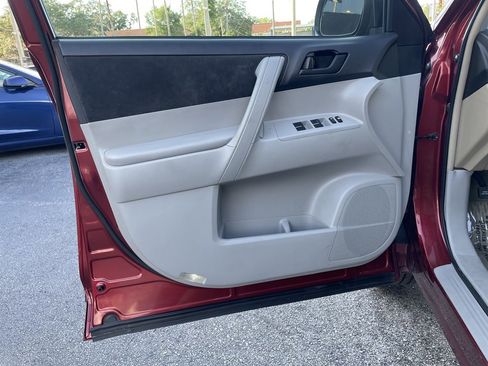 Used 2010 Toyota Highlander SE FWD image 30