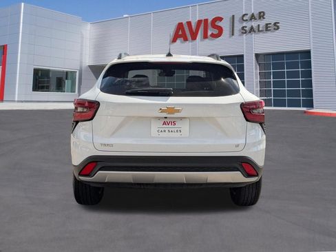 Used 2025 Chevrolet Trax LT w/ LT Convenience Package FWD image 5