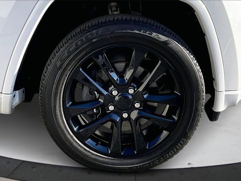 Certified 2022 Jeep Grand Cherokee Laredo X image 35