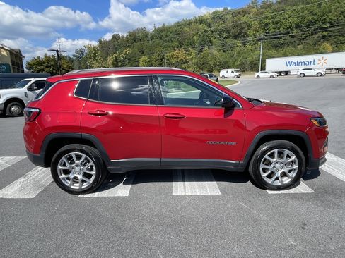 Used 2024 Jeep Compass Latitude image 4