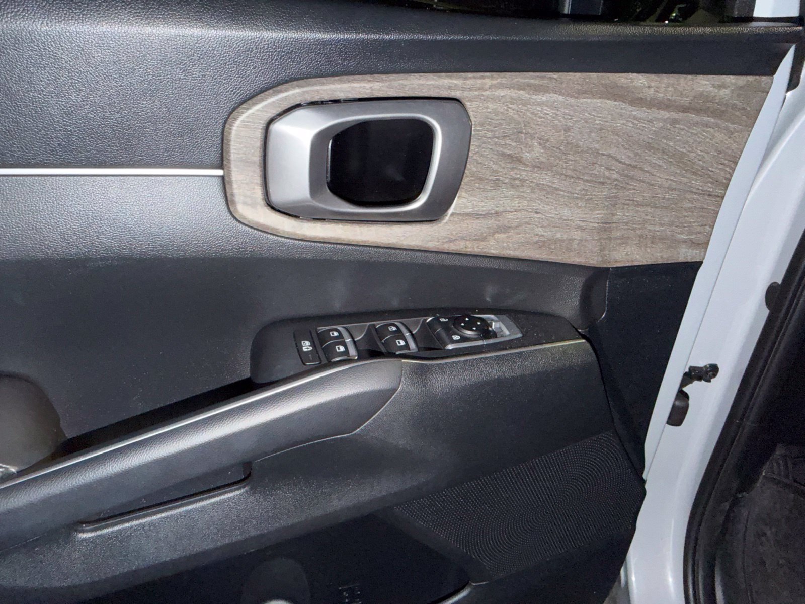 Used 2022 Kia Sorento EX w/ Panoramic Sunroof Package FWD image 3