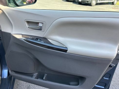 Used 2017 Toyota Sienna XLE Premium FWD image 43