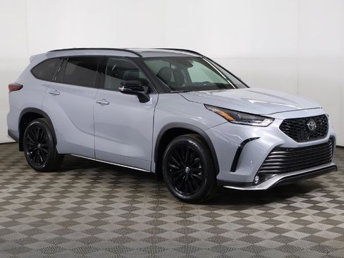 Used 2025 Toyota Highlander XSE image 2