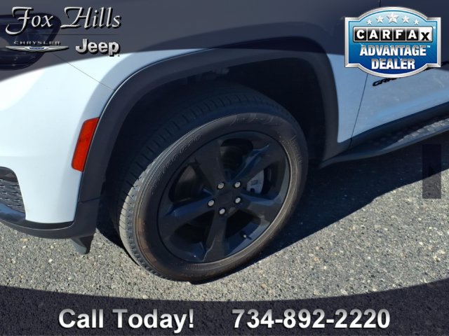 Certified 2025 Jeep Grand Cherokee L Limited w/ Black Appearance Package AWD/4WD image 5