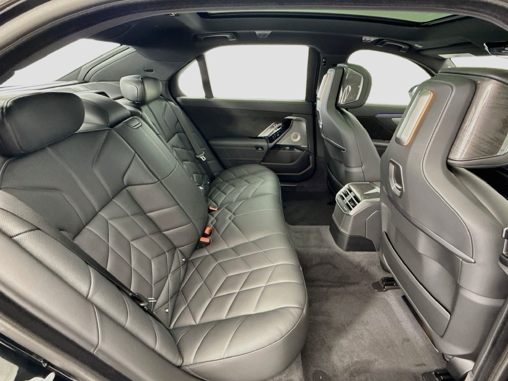 New 2027 BMW 740i w/ Premier Package RWD image 21