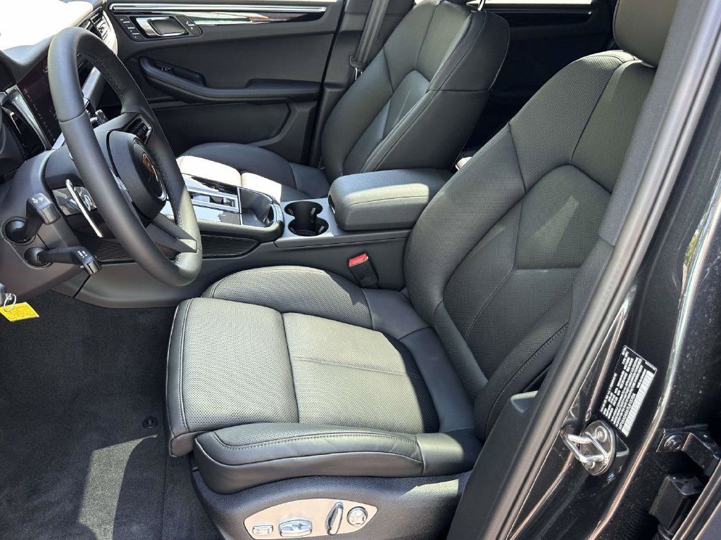 Used 2026 Porsche Macan AWD/4WD image 12