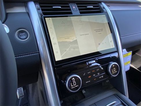 New 2025 Land Rover Discovery Dynamic SE image 9