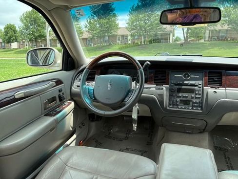 Used 2006 Lincoln Town Car Signature Limited RWD image 17