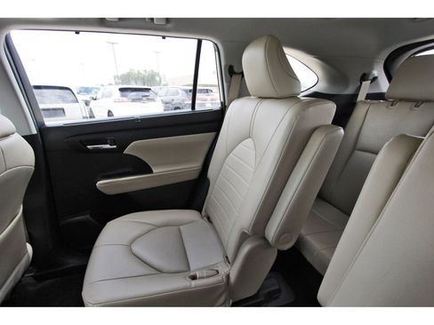 Used 2023 Toyota Highlander XLE FWD image 14
