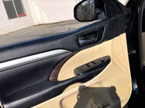 Used 2019 Toyota Highlander XLE image 28
