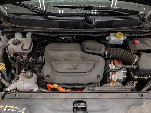 Used 2024 Chrysler Pacifica Limited FWD image 3