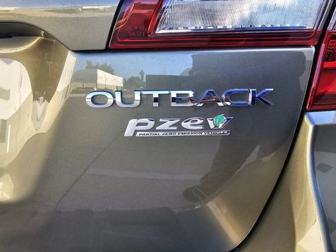 Used 2017 Subaru Outback 2.5i Premium w/ Popular Package #2 AWD/4WD image 17