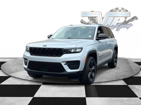 Certified 2022 Jeep Grand Cherokee Altitude AWD/4WD image 3